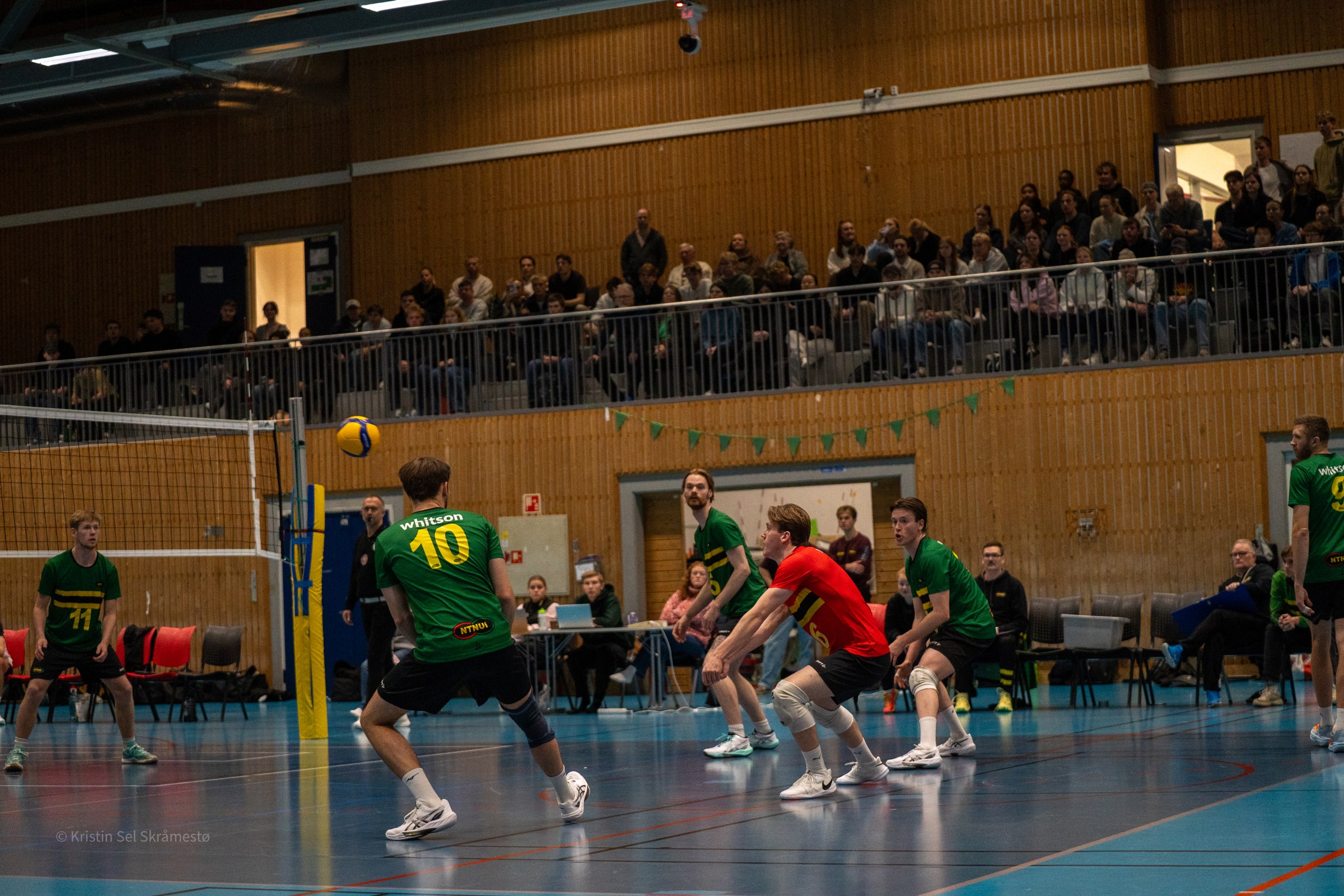 NTNUI i mottak mot Randaberg foran publikum i Dragvollhallen
