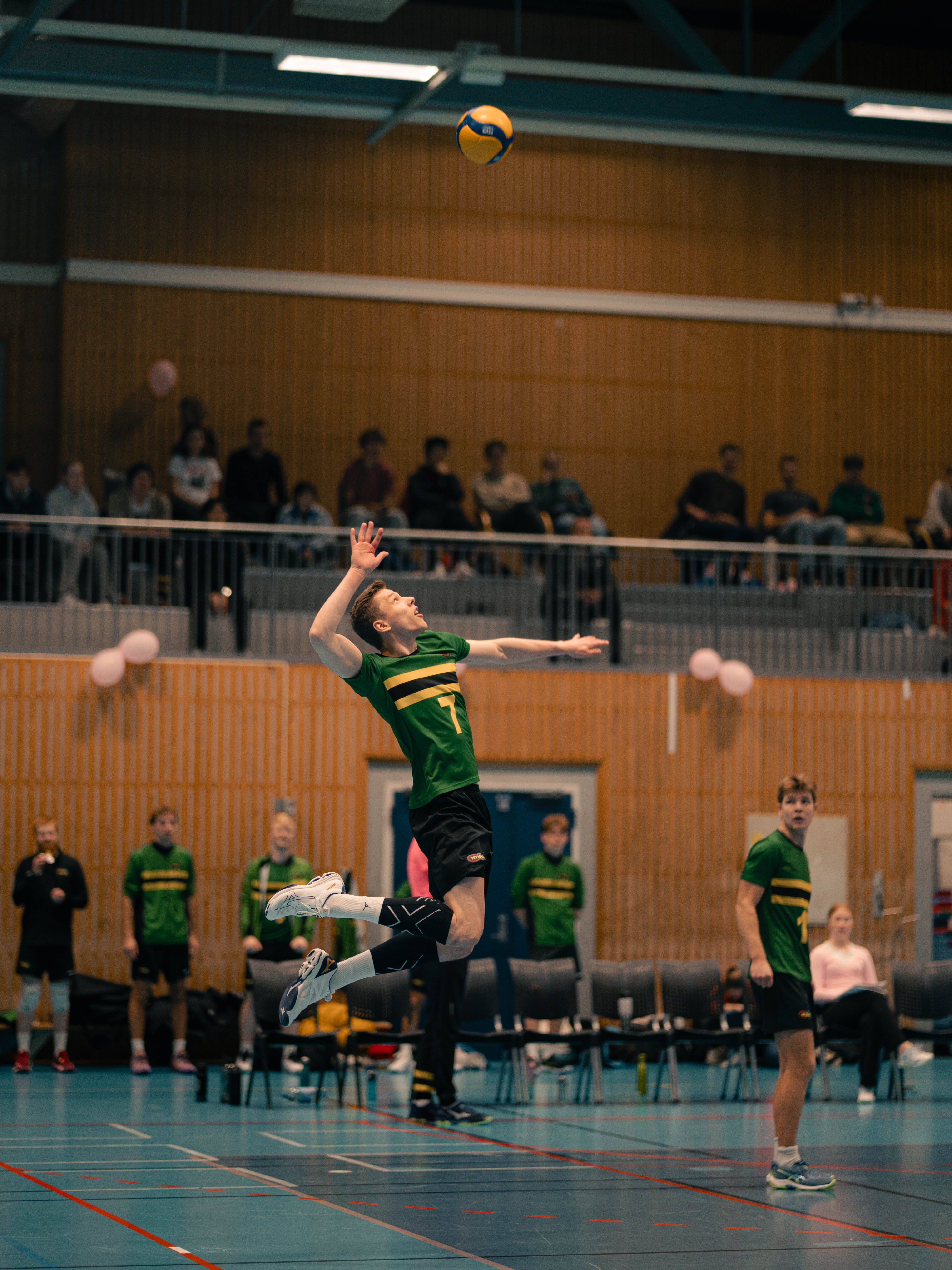 NTNUI-spiller hopper opp for å serve