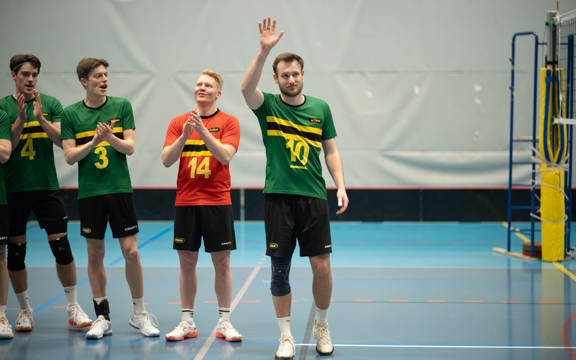 Herrespillere presenteres før kampen