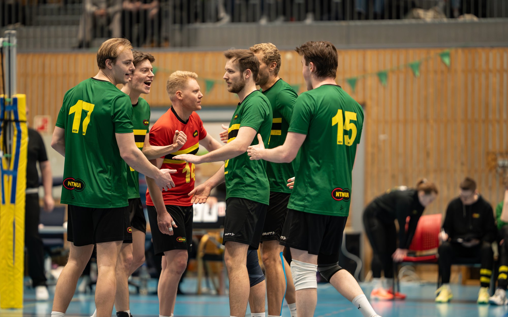 Herrelaget samles på banen