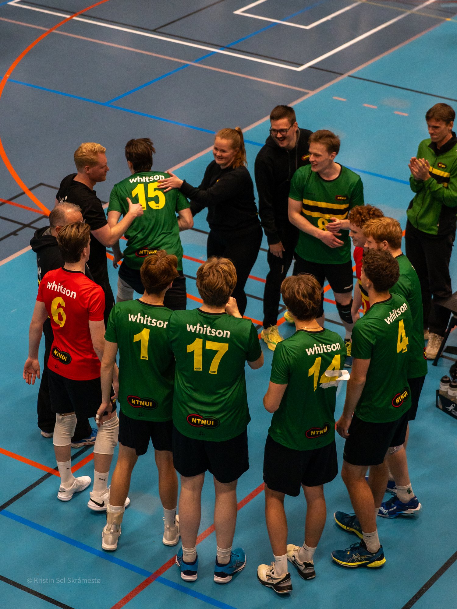 Herrelaget samles med trenerteamet